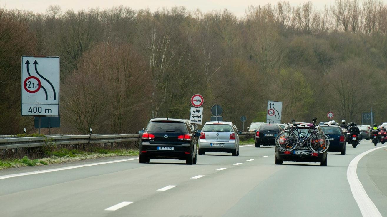 Verengte Baustellenspur: Bei zu breitem Auto droht Bußgeld.