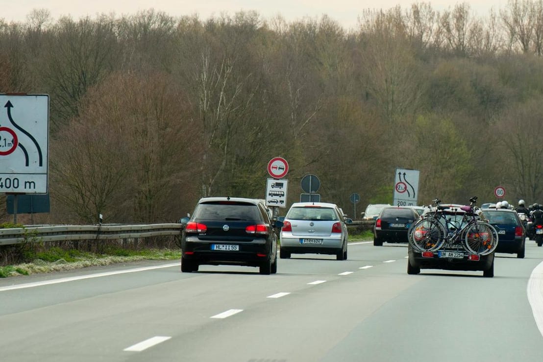 Verengte Baustellenspur: Bei zu breitem Auto droht Bußgeld.