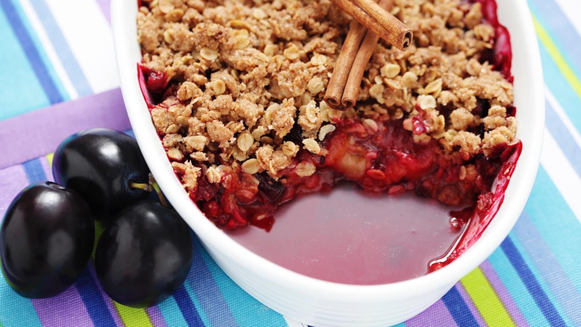 Crumble geht schnell und schmeckt gut – besonders mit Pflaumen.