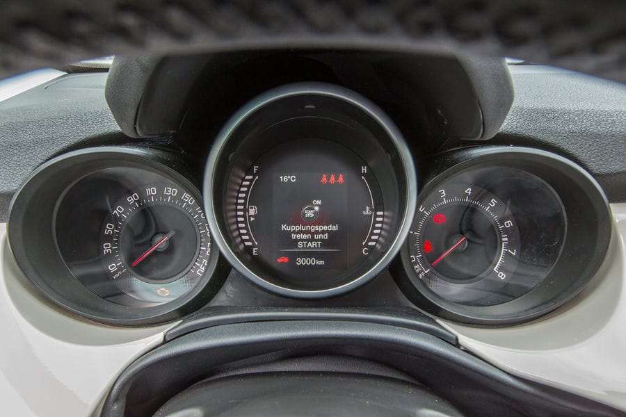 Während die Geschwindigkeit im Fiat 500X klassisch angezeigt wird, ...