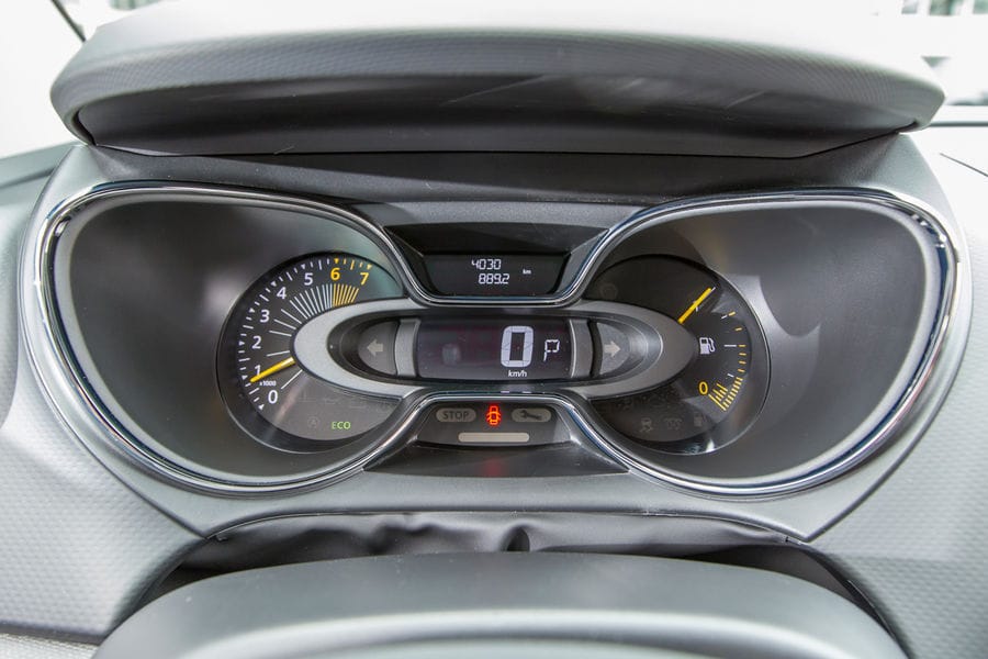... informiert der Captur seinen Fahrer mit einer digitalen Anzeige. ... informiert der Captur seinen Fahrer mit einer digitalen Anzeige.