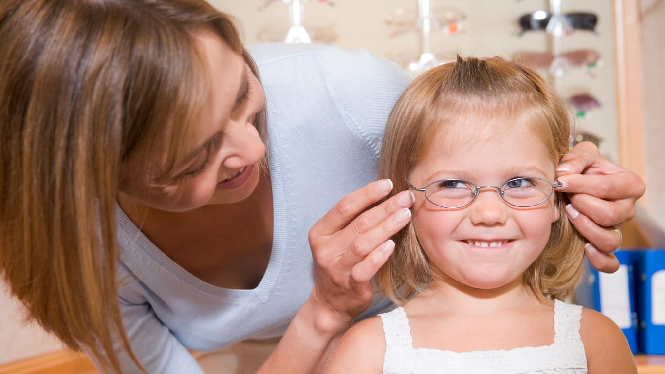 Eine Brille kann helfen, eine dauerhafte Sehschwäche zu verhindern.