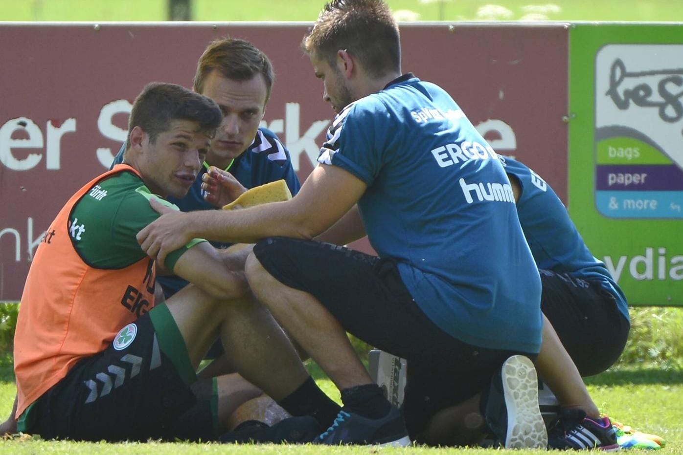 Patrick Tischler wird nach seinem Zusammenprall im Training behandelt.