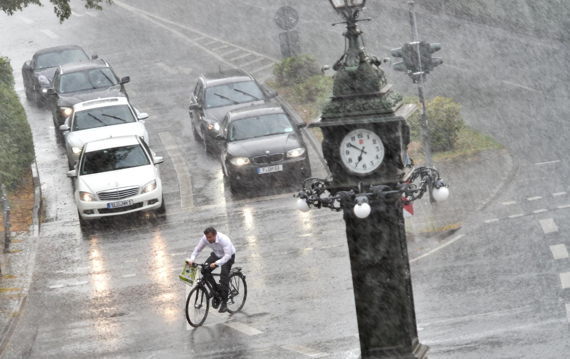 In Frankfurt am Main blieb es bei kräftigem Regen. In anderen Teilen Hessens liefen allerdings Keller voll. In Frankfurt am Main blieb es bei kräftigem Regen. In anderen Teilen Hessens liefen allerdings Keller voll.