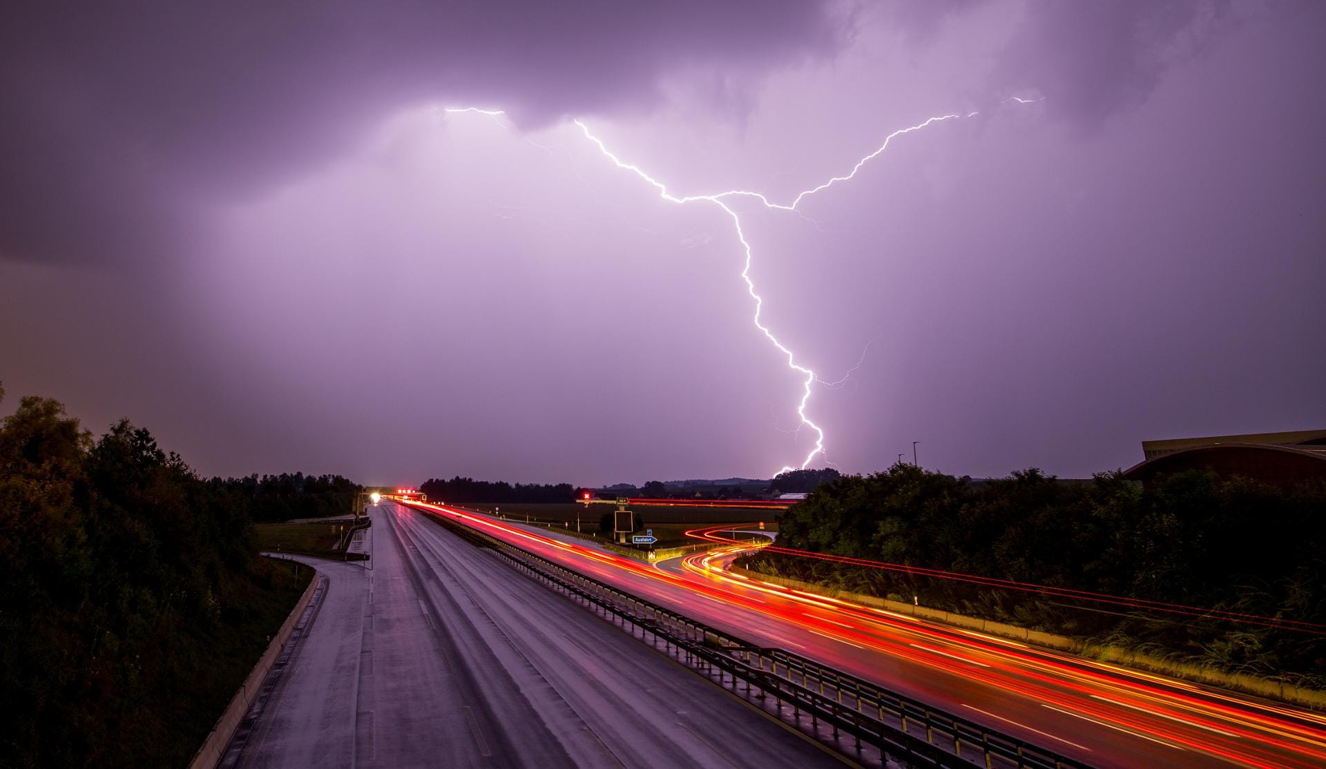 Auf der A9 in Bayern zeigte sich das Gewitter dank Langzeitbelichtung von seiner malerischen Seite. Auf der A9 in Bayern zeigte sich das Gewitter dank Langzeitbelichtung von seiner malerischen Seite.