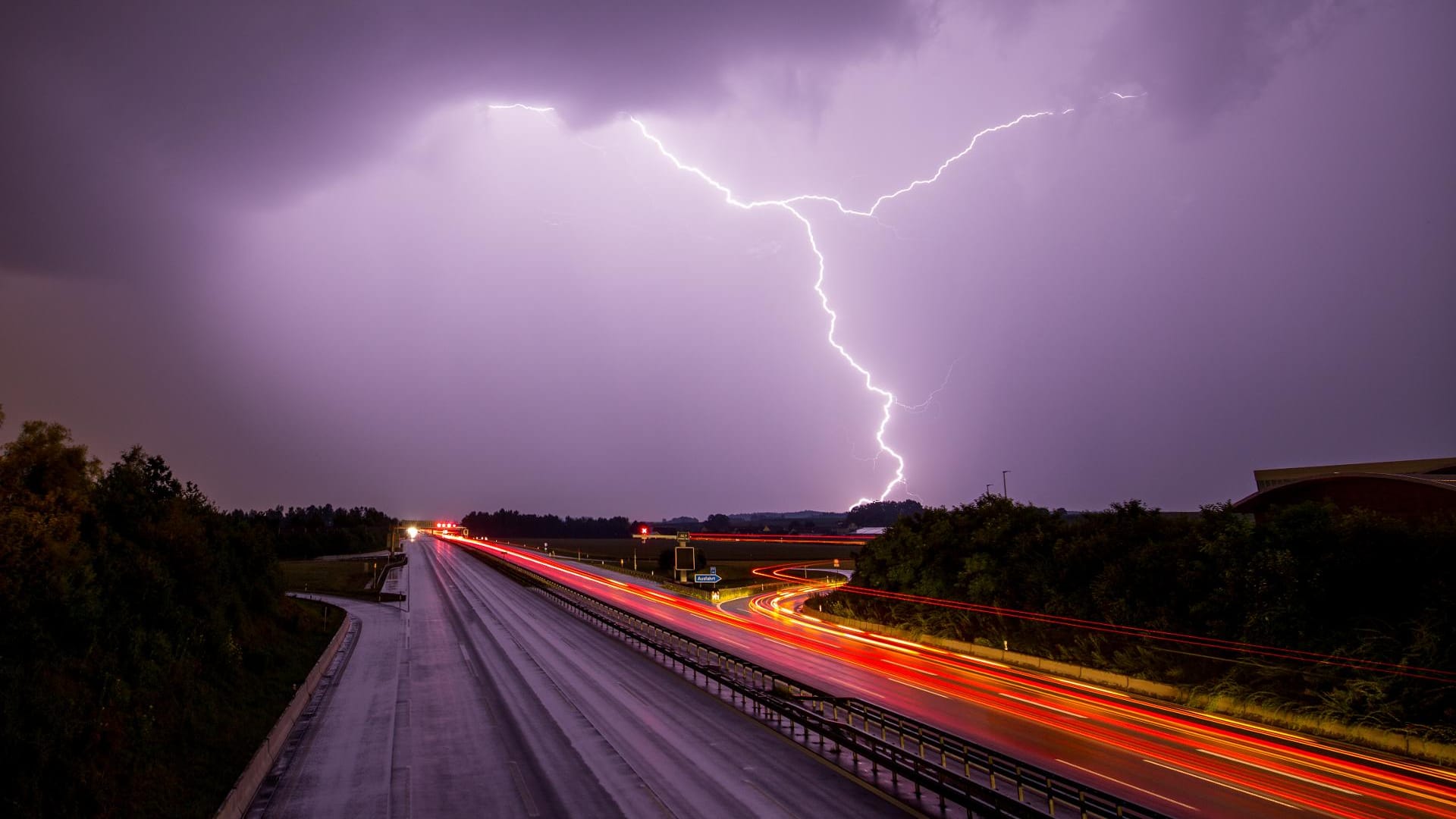 Auf der A9 in Bayern zeigte sich das Gewitter dank Langzeitbelichtung von seiner malerischen Seite.