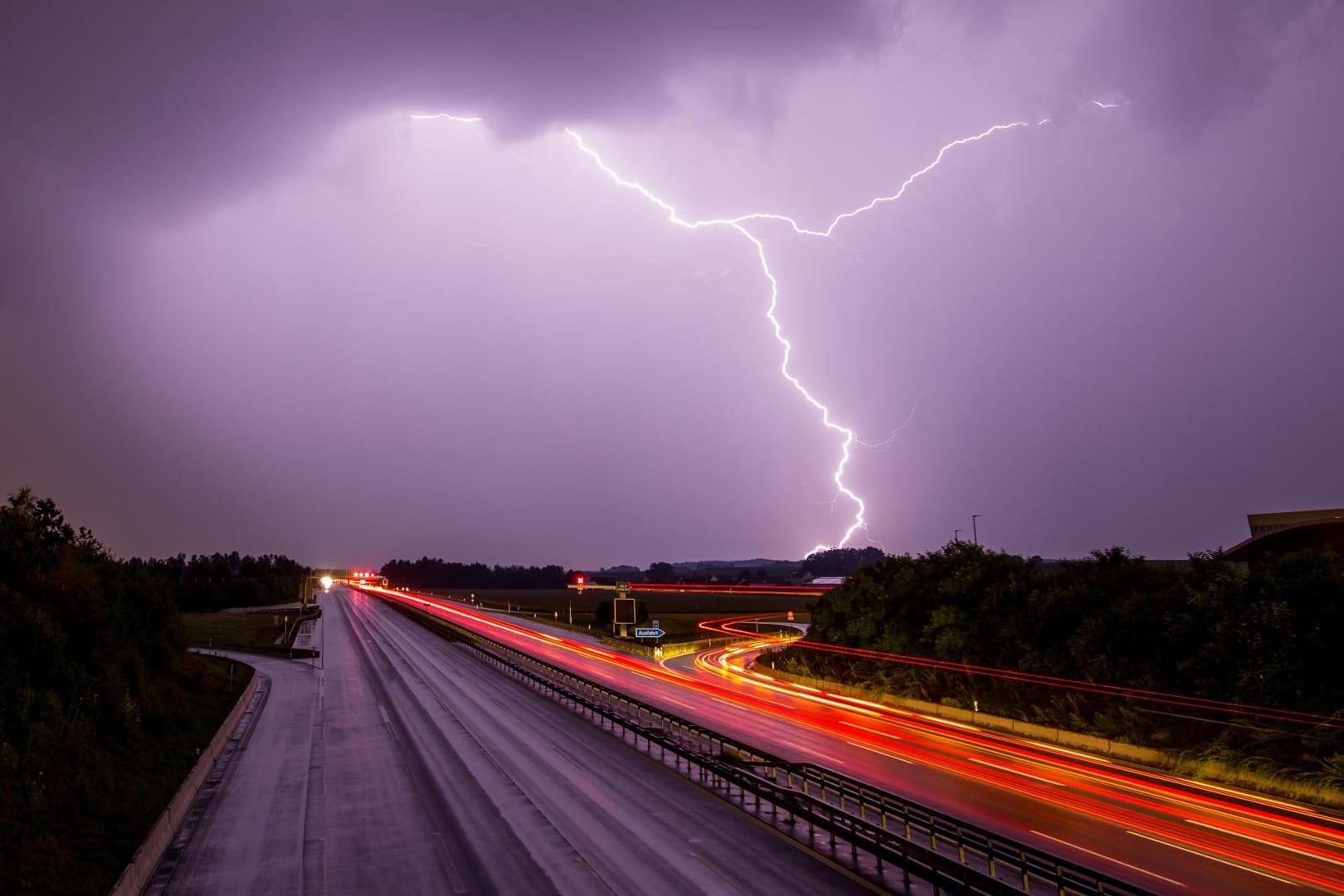 Auf der A9 in Bayern zeigte sich das Gewitter dank Langzeitbelichtung von seiner malerischen Seite.