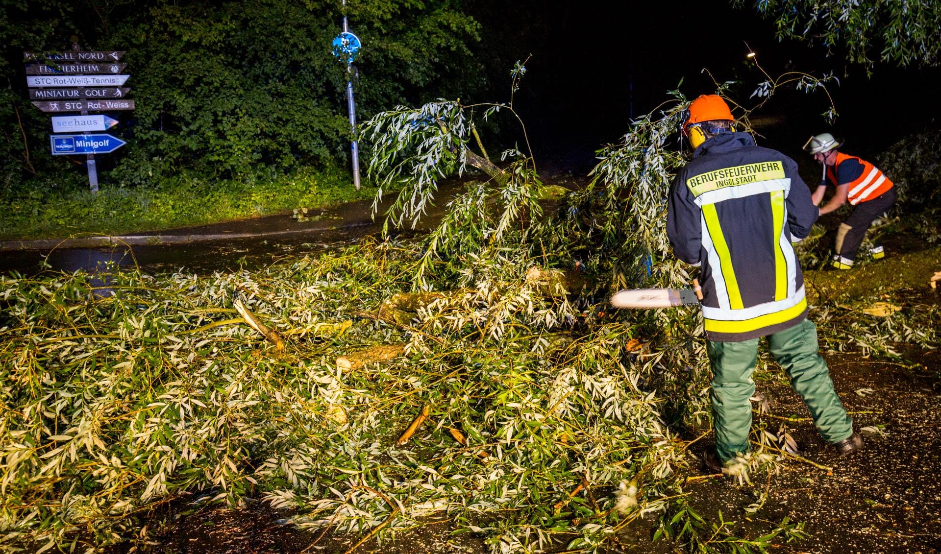 Auch in Ingolstadt krachte fielen zahlreiche Bäume um und die Feuerwehr hatte alle Hände voll zu tun. Auch in Ingolstadt krachte fielen zahlreiche Bäume um und die Feuerwehr hatte alle Hände voll zu tun.