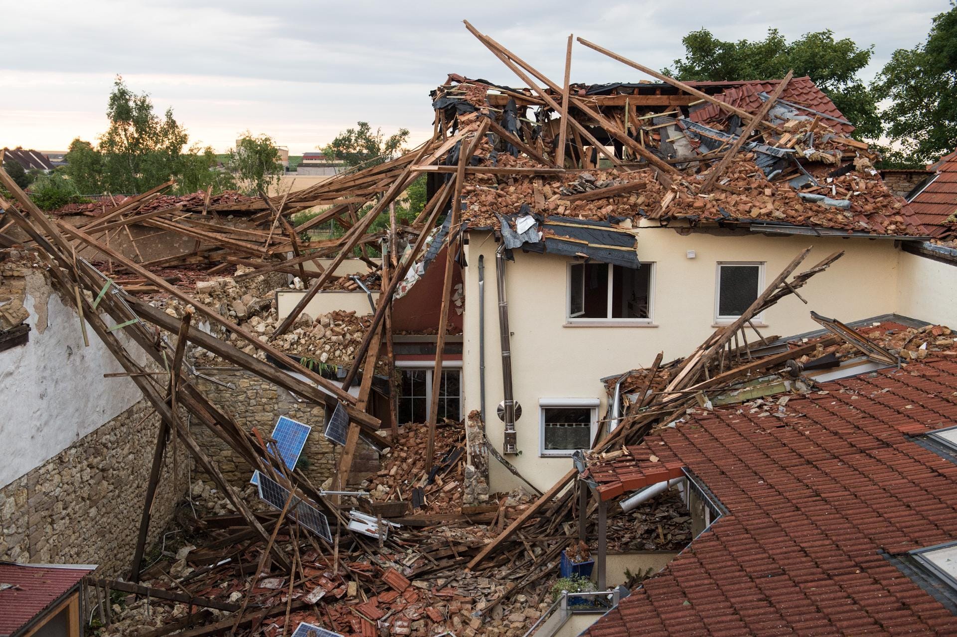 Innerhalb von Sekunden deckte der Sturm Dutzende Dächer ab. Innerhalb von Sekunden deckte der Sturm Dutzende Dächer ab.