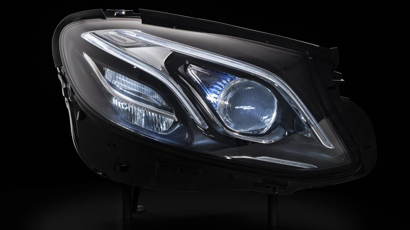Viele Fotos hat Mercedes noch nicht von der neuen E-Klasse veröffentlicht. So sieht zumindest der neue LED-Scheinwerfer aus. Viele Fotos hat Mercedes noch nicht von der neuen E-Klasse veröffentlicht. So sieht zumindest der neue LED-Scheinwerfer aus.