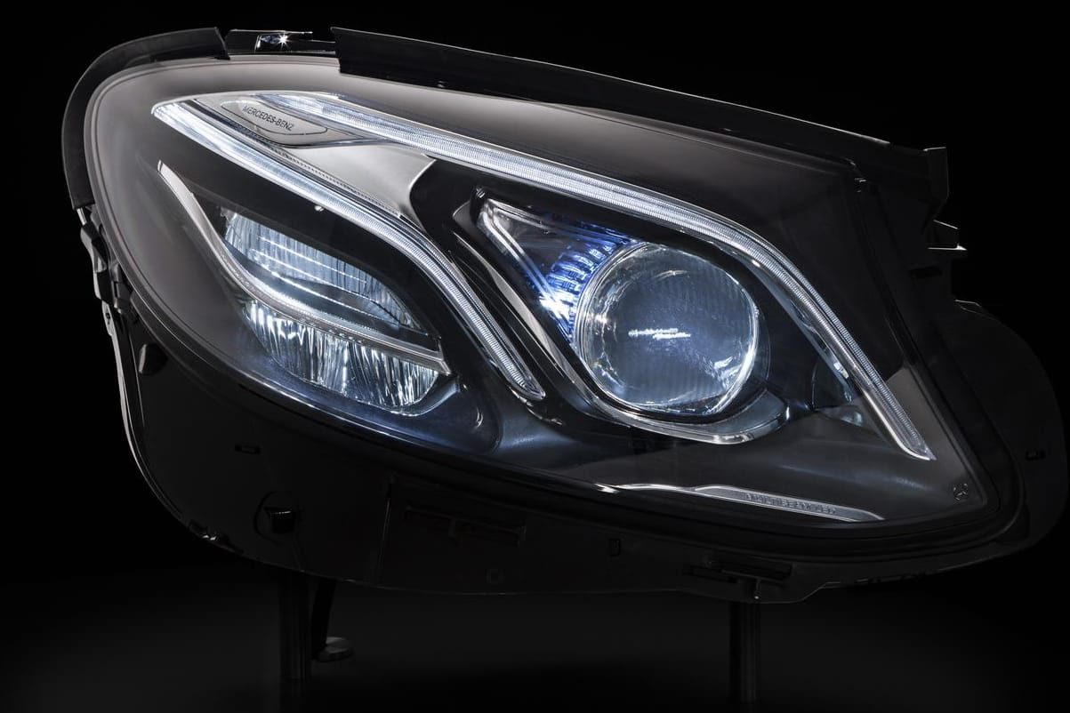 Viele Fotos hat Mercedes noch nicht von der neuen E-Klasse veröffentlicht. So sieht zumindest der neue LED-Scheinwerfer aus.