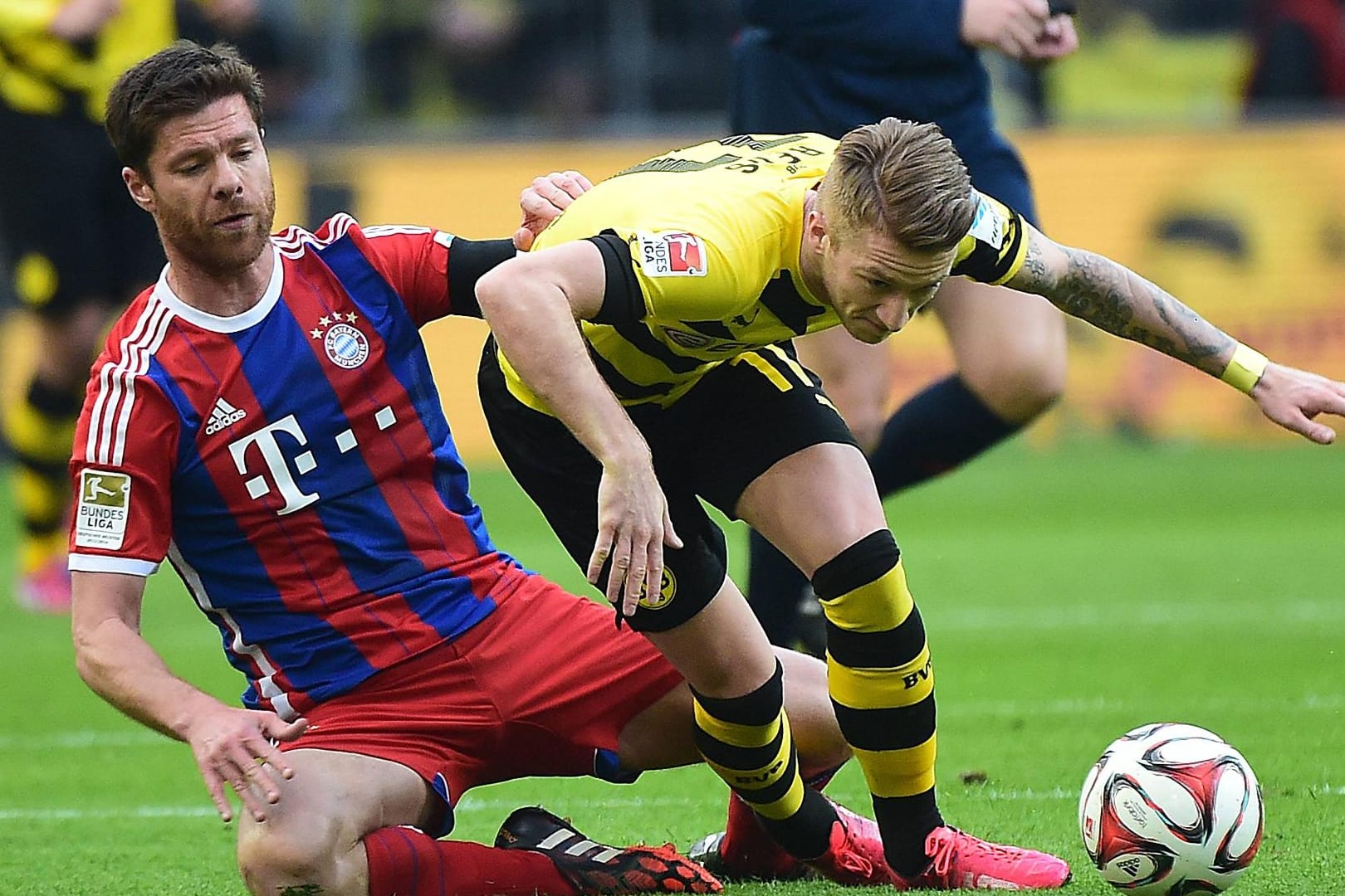 Bayerns Xabi Alonso (li.) gegen BVB-Star Marco Reus: Gut möglich, dass die Bundesliga in zwei Jahren live bei Eurosport zu sehen ist.