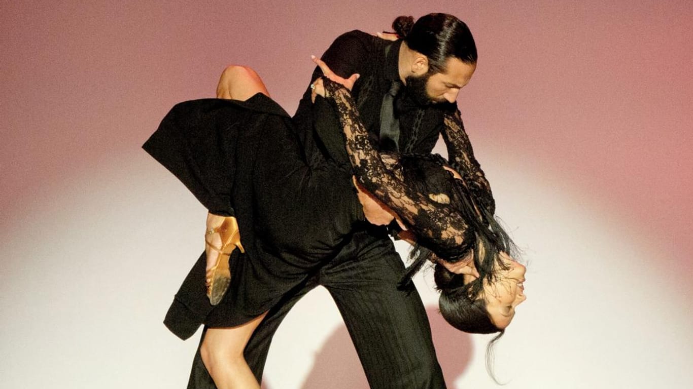 Rebecca Mir und Massimo Sinató tanzen bei der Mercedes-Benz Fashion Week in Berlin.