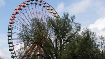 Das 45 Meter hohe Riesenrad im Spreepark. Im Sommer 2015 dürfen Besucher erstmals seit einem Jahr wieder auf das Gelände, allerdings nur eingeschränkt.