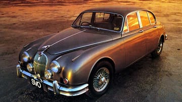 Der Jaguar MK II gilt als einer der ersten kompakten Sportlimousinen der Welt. 1959 kam der Brite auf den Markt. Bis 1969 wurden rund 80.000 Autos der Serie verkauft.