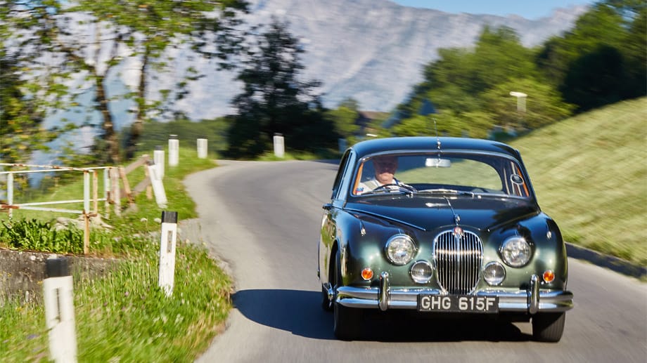 Bis zu 220 PS war der Jaguar MK II stark. Die britische Polizei setzte den schnellen Jaguar ebenso ein wie Gangster die schnelle Raubkatze als Fluchtwagen schätzten. So wie beim berühmten Postraub im Jahr 1963, als die Bande von Ronald Biggs in der Sportlimousine davonbrauste.