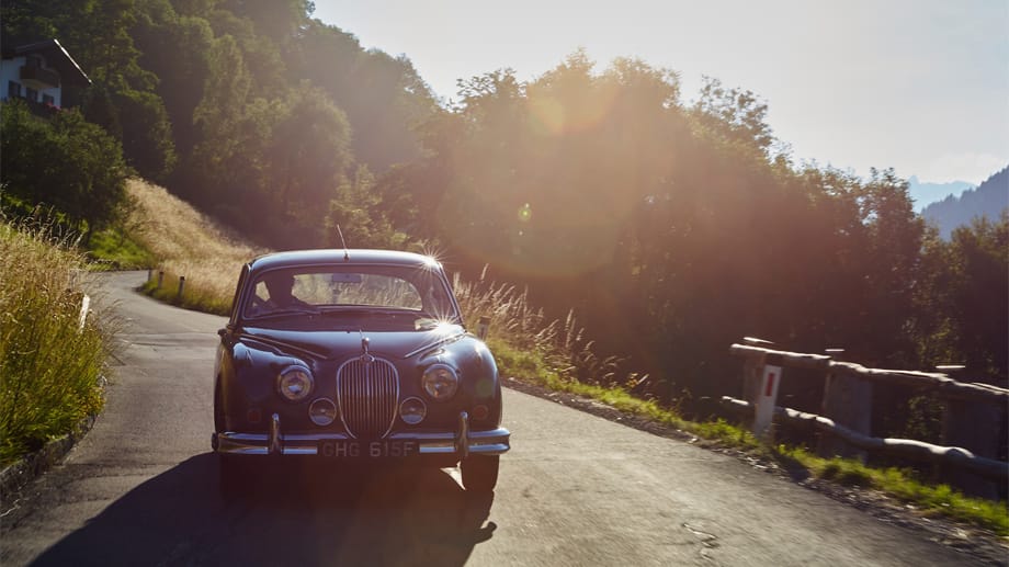 Immerhin hat der MKII sein Vier-Augen-Gesicht damals in rund neun Sekunden auf Tempo 100 katapultiert und als schnellste Limousine ihrer Zeit der versammelten Konkurrenz nur die schicke Kehrseite gezeigt. Denn wo er mühelos auf 200 Sachen kam, war für einen BMW 502 oder einen Mercedes 220 Sb bei etwa 170 Schluss.