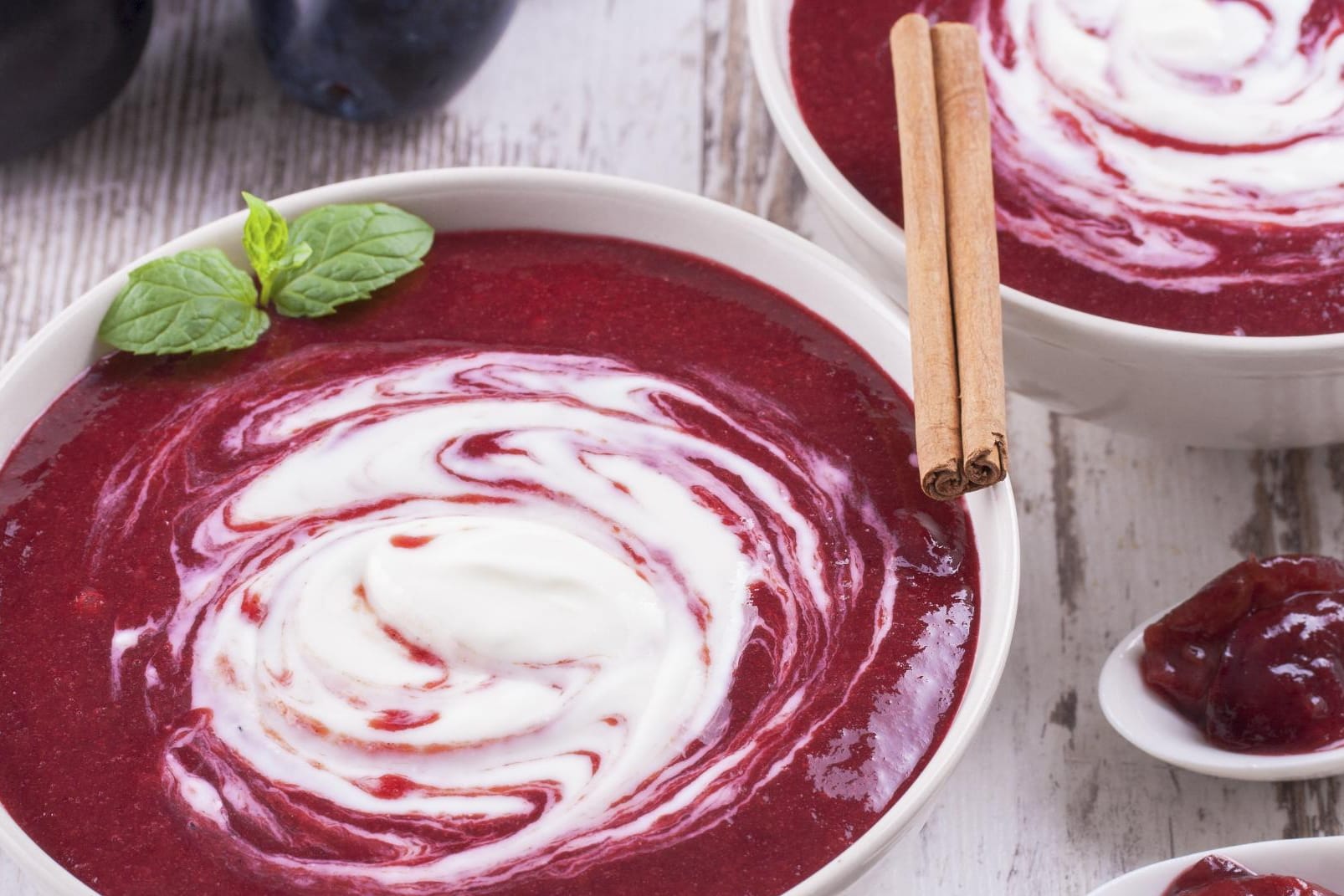 Zimt und Lebkuchengewürz machen die Pflaumensuppe zu einer Gaumenfreude.