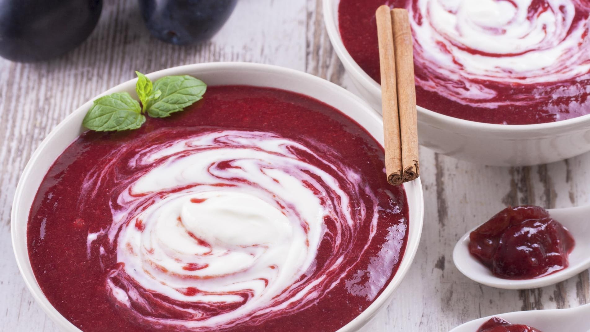 Zimt und Lebkuchengewürz machen die Pflaumensuppe zu einer Gaumenfreude.