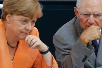 Angela Merkel und Wolfgang Schäuble: nicht begeistert, aber vorbereitet.