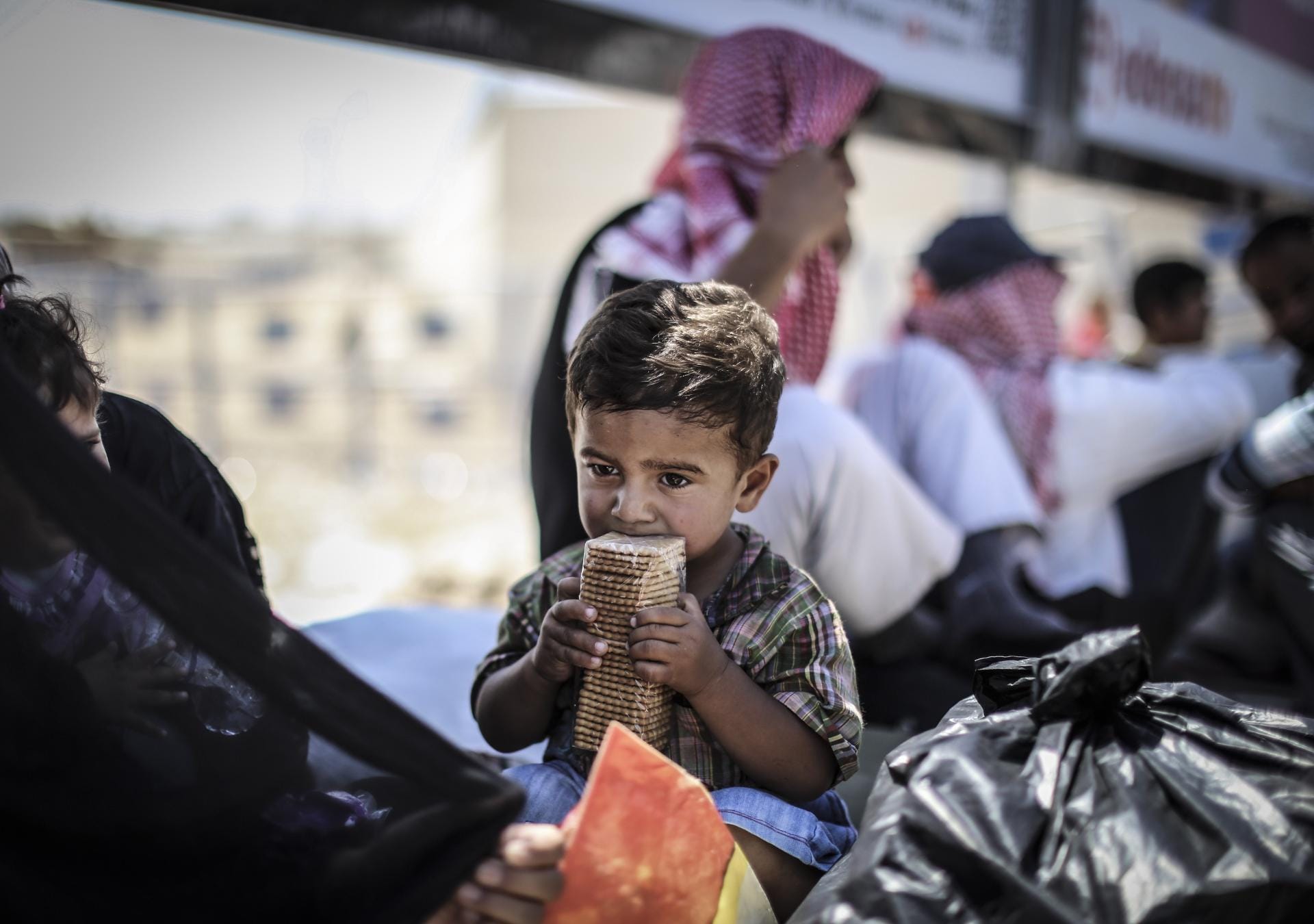 Allein im Juni sind 24.000 Menschen aus dem Norden Syriens gekommen, wo sich IS und Kurden bekämpfen. Allein im Juni sind 24.000 Menschen aus dem Norden Syriens gekommen, wo sich IS und Kurden bekämpfen.