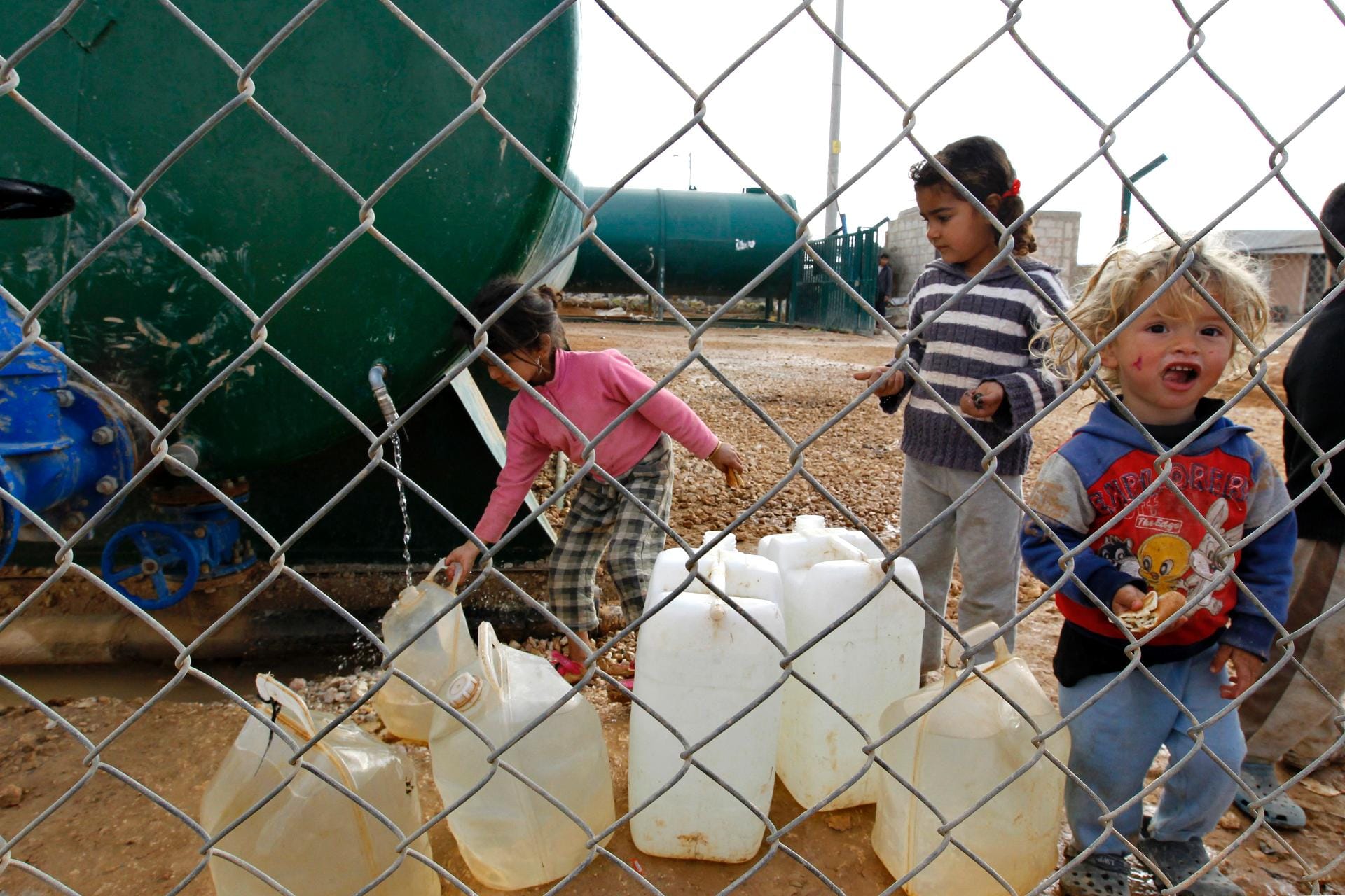 Die Ressourcen in den Camps sind knapp. Die UNO hat Schwierigkeiten, die Hilfsgelder bei den Geberstaaten einzusammeln und musste zuletzt deswegen die Essensrationen für die Flüchtlinge kürzen. Die Ressourcen in den Camps sind knapp. Die UNO hat Schwierigkeiten, die Hilfsgelder bei den Geberstaaten einzusammeln und musste zuletzt deswegen die Essensrationen für die Flüchtlinge kürzen.