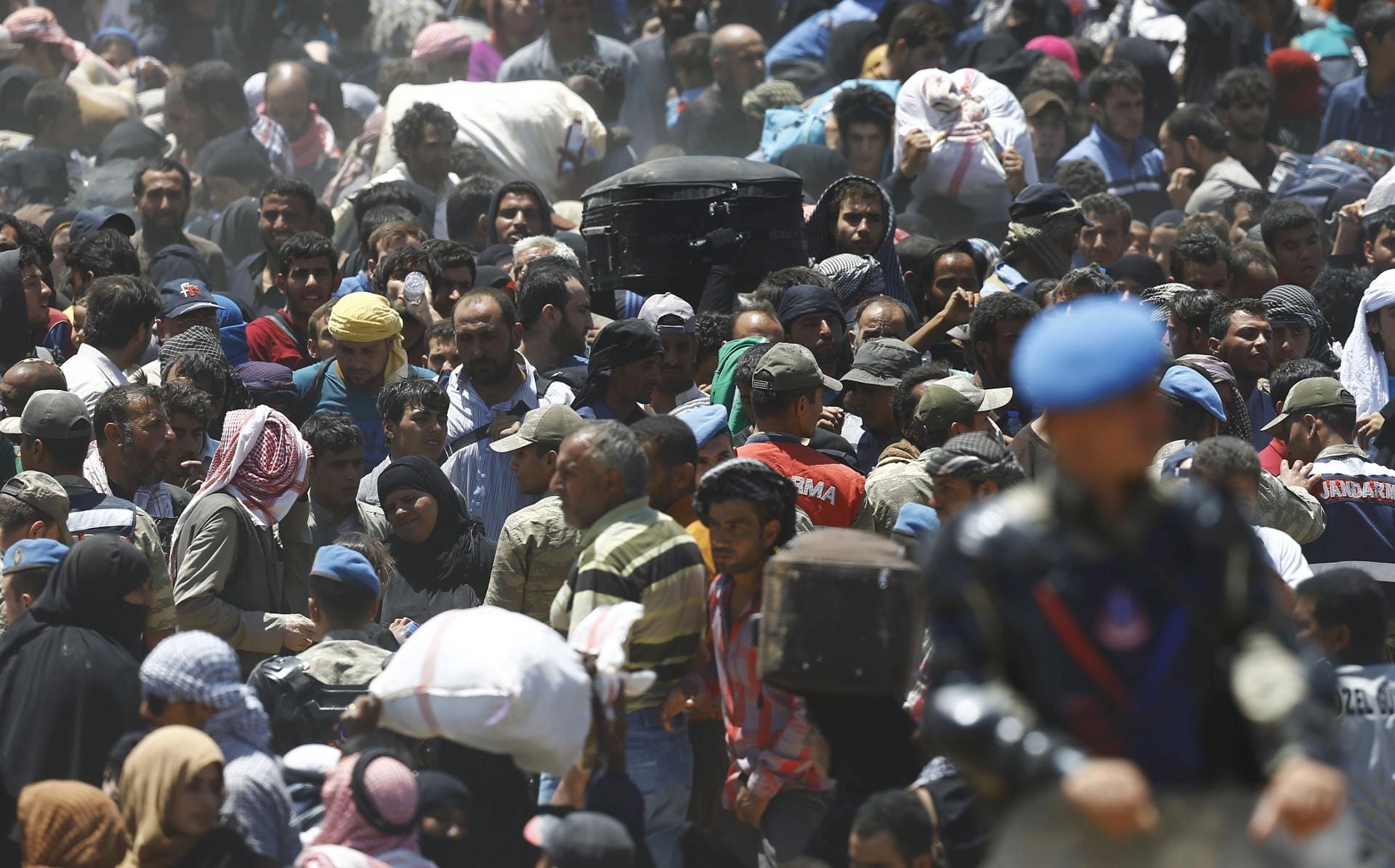 Auf dem Weg in die Türkei: Das Nachbarland hat bereits fast zwei Millionen syrische Flüchtlinge aufgenommen. Auf dem Weg in die Türkei: Das Nachbarland hat bereits fast zwei Millionen syrische Flüchtlinge aufgenommen.