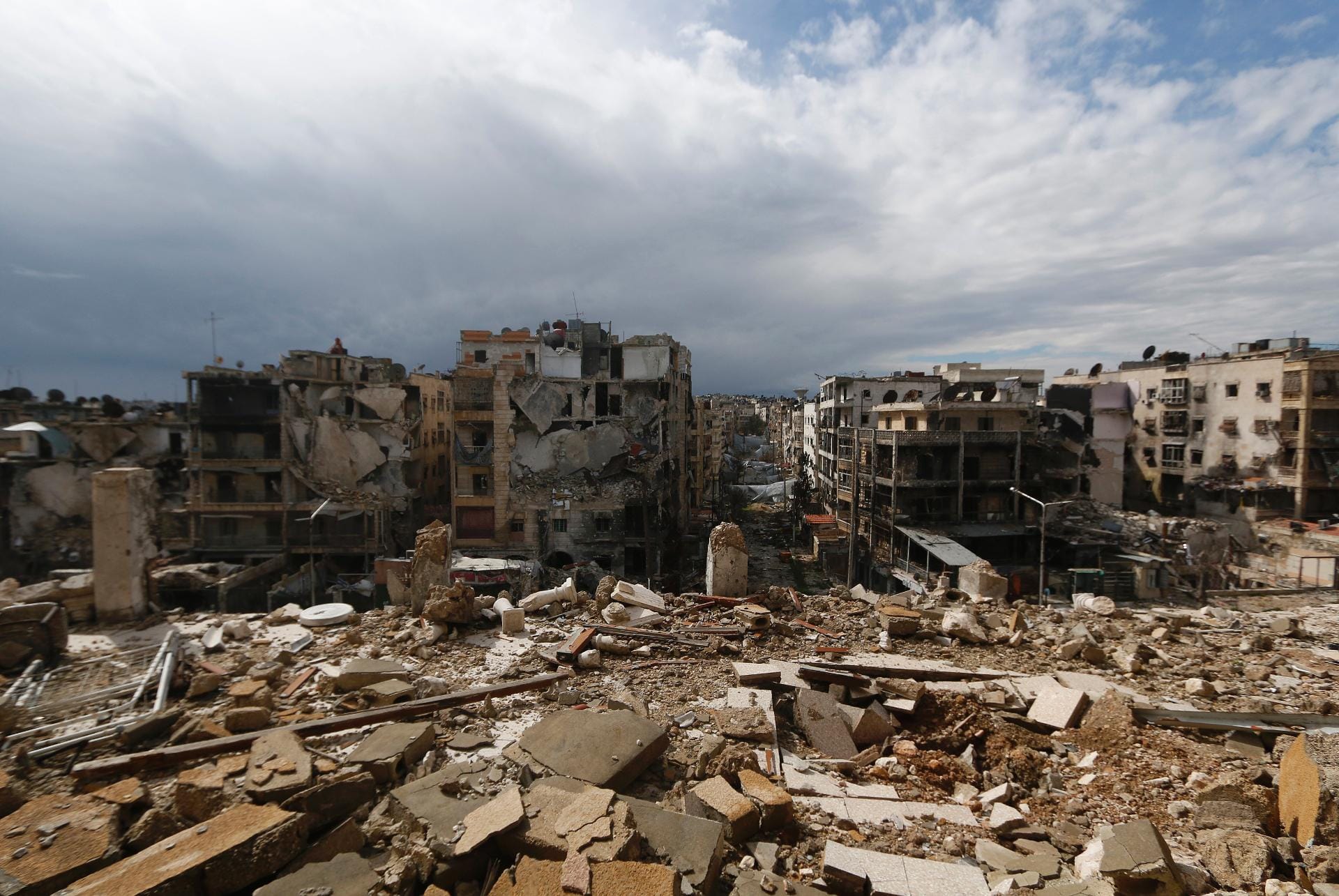 Die Zerstörung ist allgegenwertig, wie hier in Aleppo. Die Zerstörung ist allgegenwertig, wie hier in Aleppo.