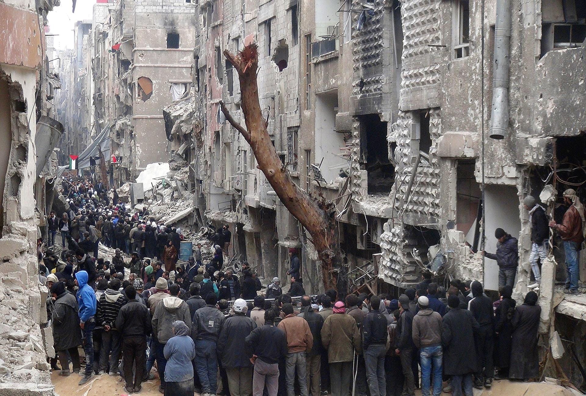 Die meisten Flüchtlinge sind Binnenflüchtlinge, das heißt, sie sind aus ihren Häusern vertrieben worden, bleiben aber im Land. In den UN-Camps, wie hier im Lager Yarmouk in Damaskus, leben die Menschen unter sehr schlechten Bedingungen. Die meisten Flüchtlinge sind Binnenflüchtlinge, das heißt, sie sind aus ihren Häusern vertrieben worden, bleiben aber im Land. In den UN-Camps, wie hier im Lager Yarmouk in Damaskus, leben die Menschen unter sehr schlechten Bedingungen.