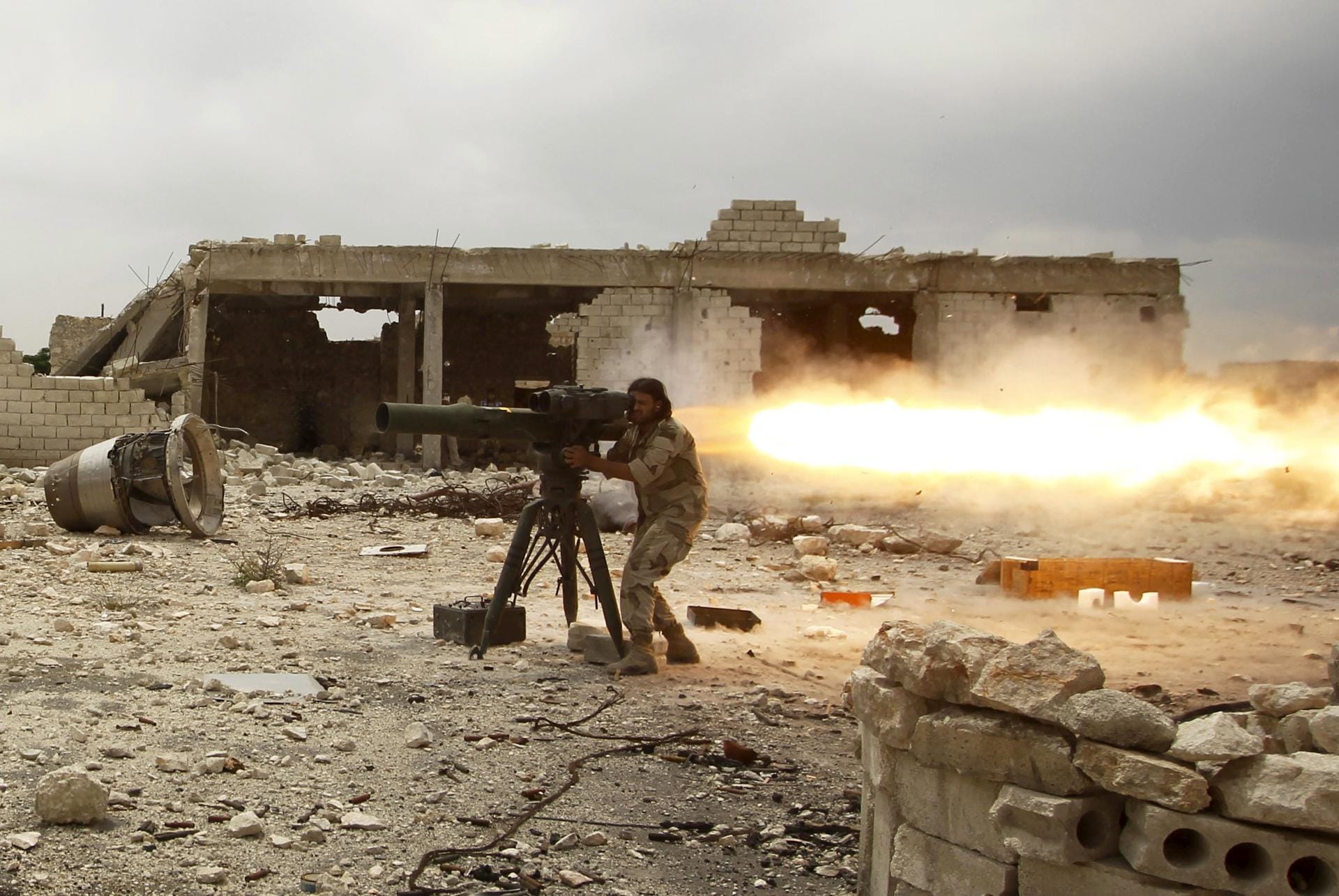 Die Menschen fliehen vor den Kämpfen zwischen der syrischen Armee und verschiedenen Rebellengruppen wie den Extremisten vom Islamischen Staat (IS). Die Menschen fliehen vor den Kämpfen zwischen der syrischen Armee und verschiedenen Rebellengruppen wie den Extremisten vom Islamischen Staat (IS).