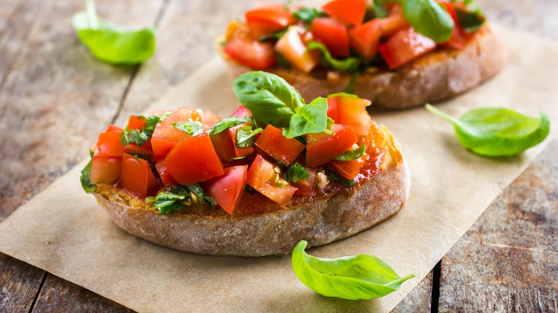 Perfekt im Sommer: Bruschetta mit sonnengereiften Tomaten und frischem Basilikum.