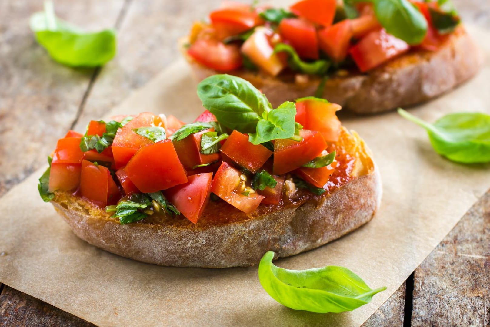 Perfekt im Sommer: Bruschetta mit sonnengereiften Tomaten und frischem Basilikum.