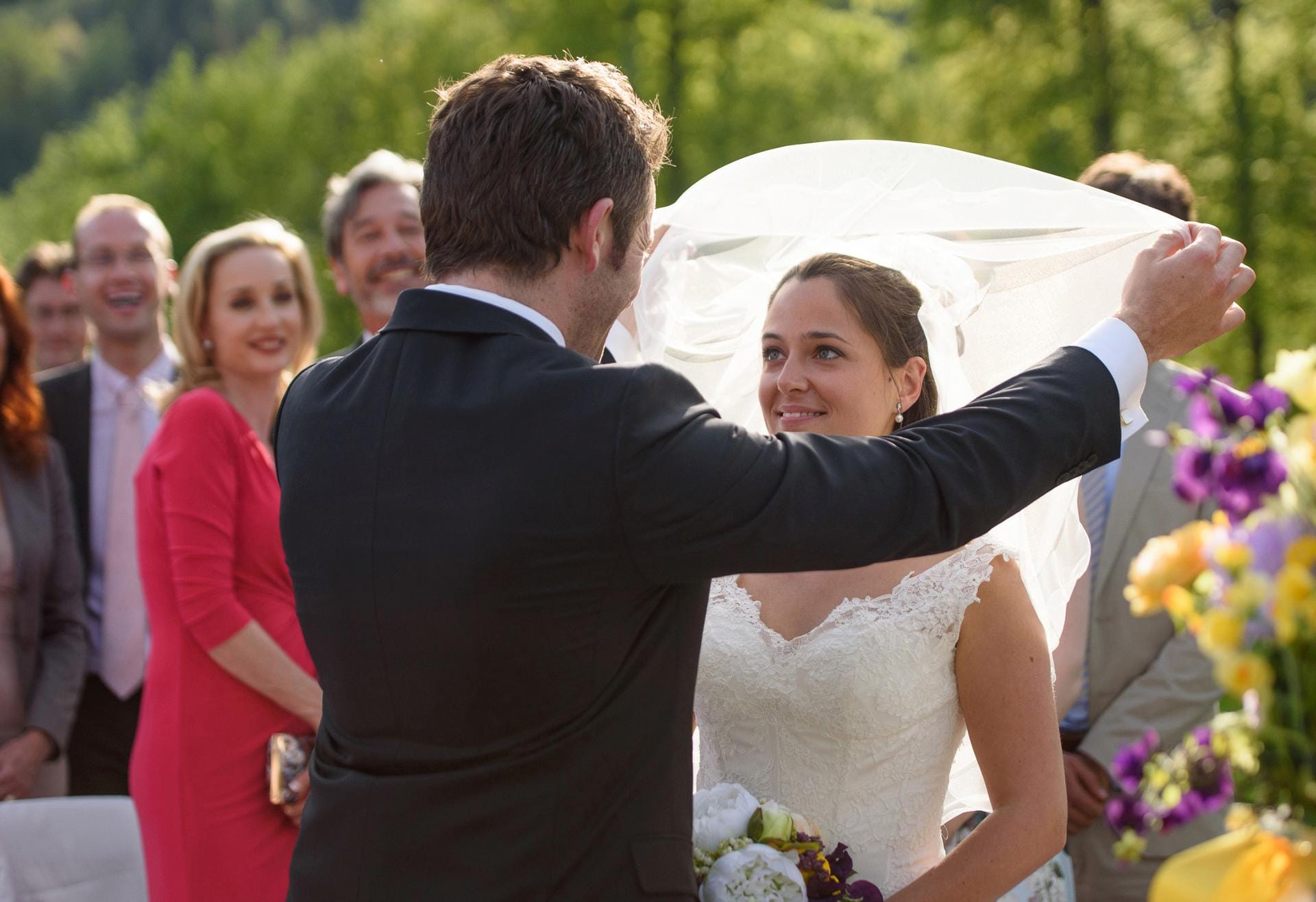 Niklas freut sich über seine schöne Braut.