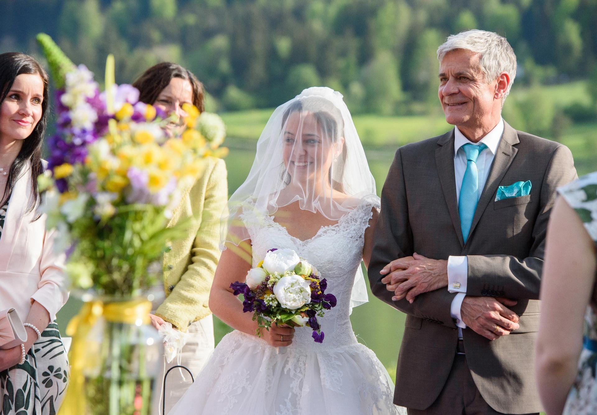 Dietrich (Friedrich Stahl) führt Julia (Jennifer Newrkla) zum Traualtar.