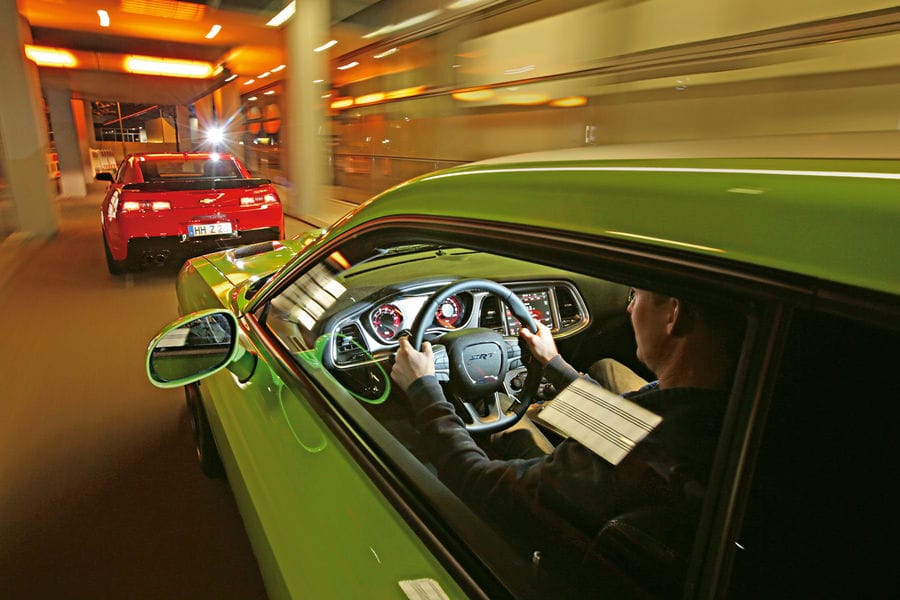 Dodge Challenger Hellcat und Geiger-Camaro im Test: 16 Zylinder und 1.321 PS im Rennstreckentest