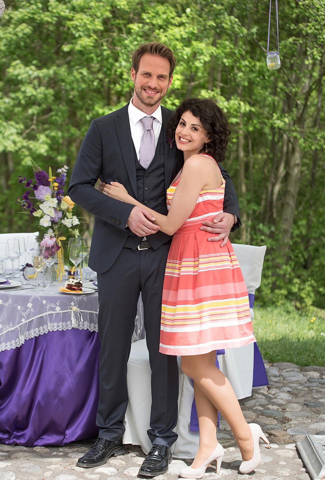 Leonard (Christian Feist) und Pauline (Liza Tzschirner) kommen als Überraschungsgäste zur Hochzeit von Niklas und Julia.