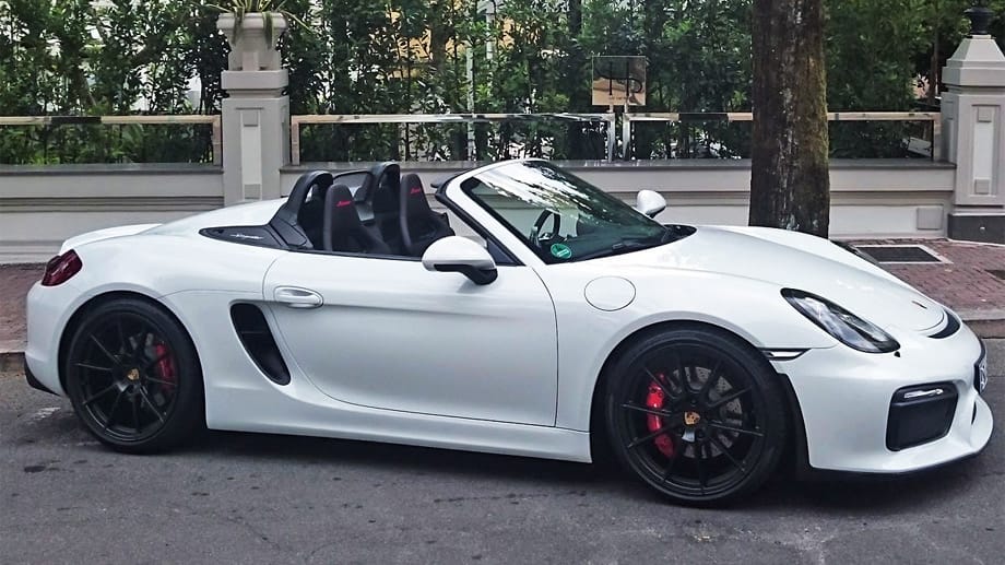 Ansonsten kann der neue Bolide überzeugen. Ob Kurven, Geraden oder auch die eine oder andere Unebenheit – der neue Porsche Boxster Spyder frisst sie alle mit lautem Getöse. Besonders jedoch in Kurven spielt der Sportler seine Stärken aus. Dank der elektromechanischen Servolenkung und hervorragend dosierbaren Bremsen lässt er sich vor jeder Kurve präzise positionieren und einlenken. Ansonsten kann der neue Bolide überzeugen. Ob Kurven, Geraden oder auch die eine oder andere Unebenheit – der neue Porsche Boxster Spyder frisst sie alle mit lautem Getöse. Besonders jedoch in Kurven spielt der Sportler seine Stärken aus. Dank der elektromechanischen Servolenkung und hervorragend dosierbaren Bremsen lässt er sich vor jeder Kurve präzise positionieren und einlenken.