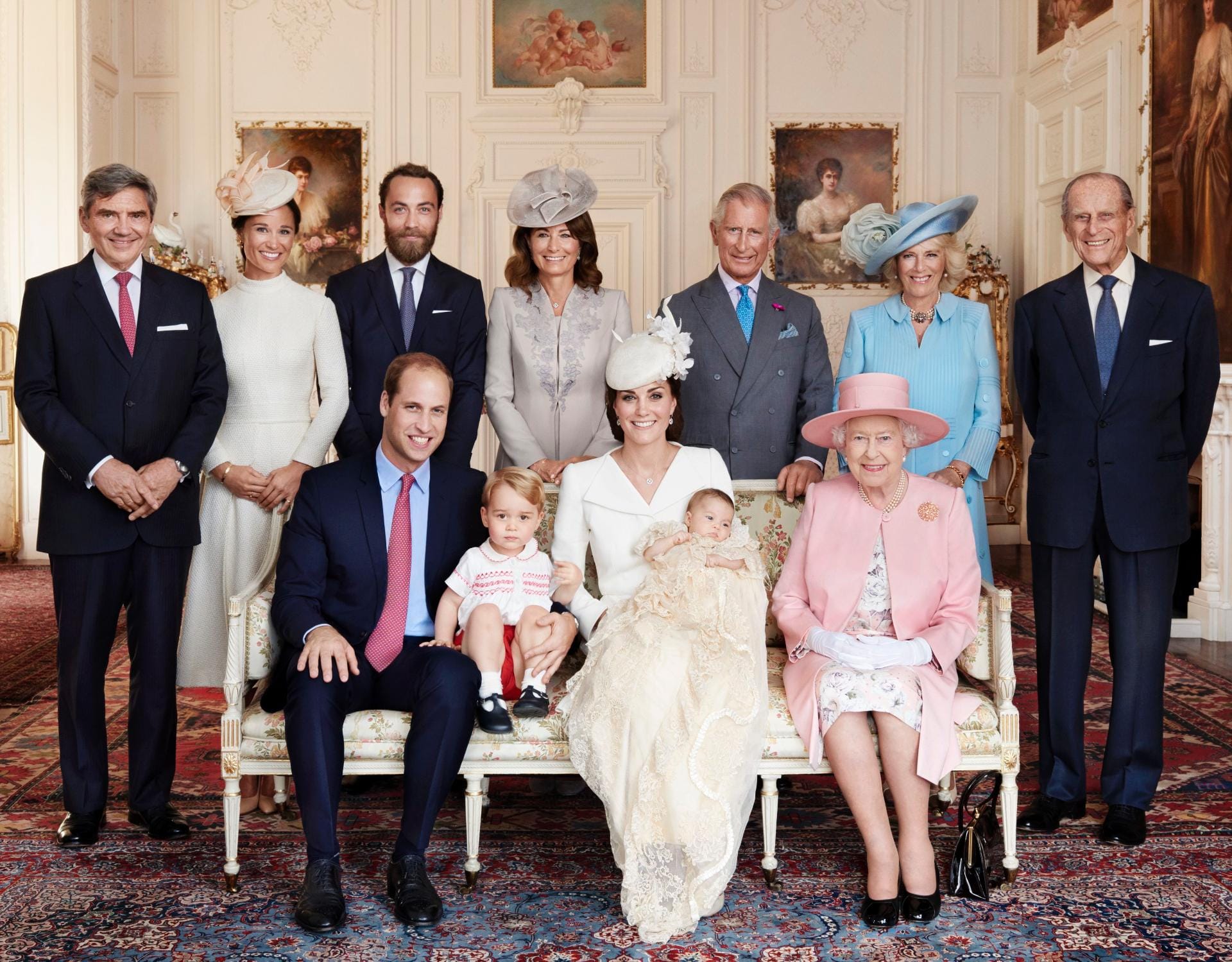 Das Familien-Porträt entstand im Salon von Sandringham House. Mama Kate hält die kleine Charlotte, Papa William schlingt den Arm um Prinz George.