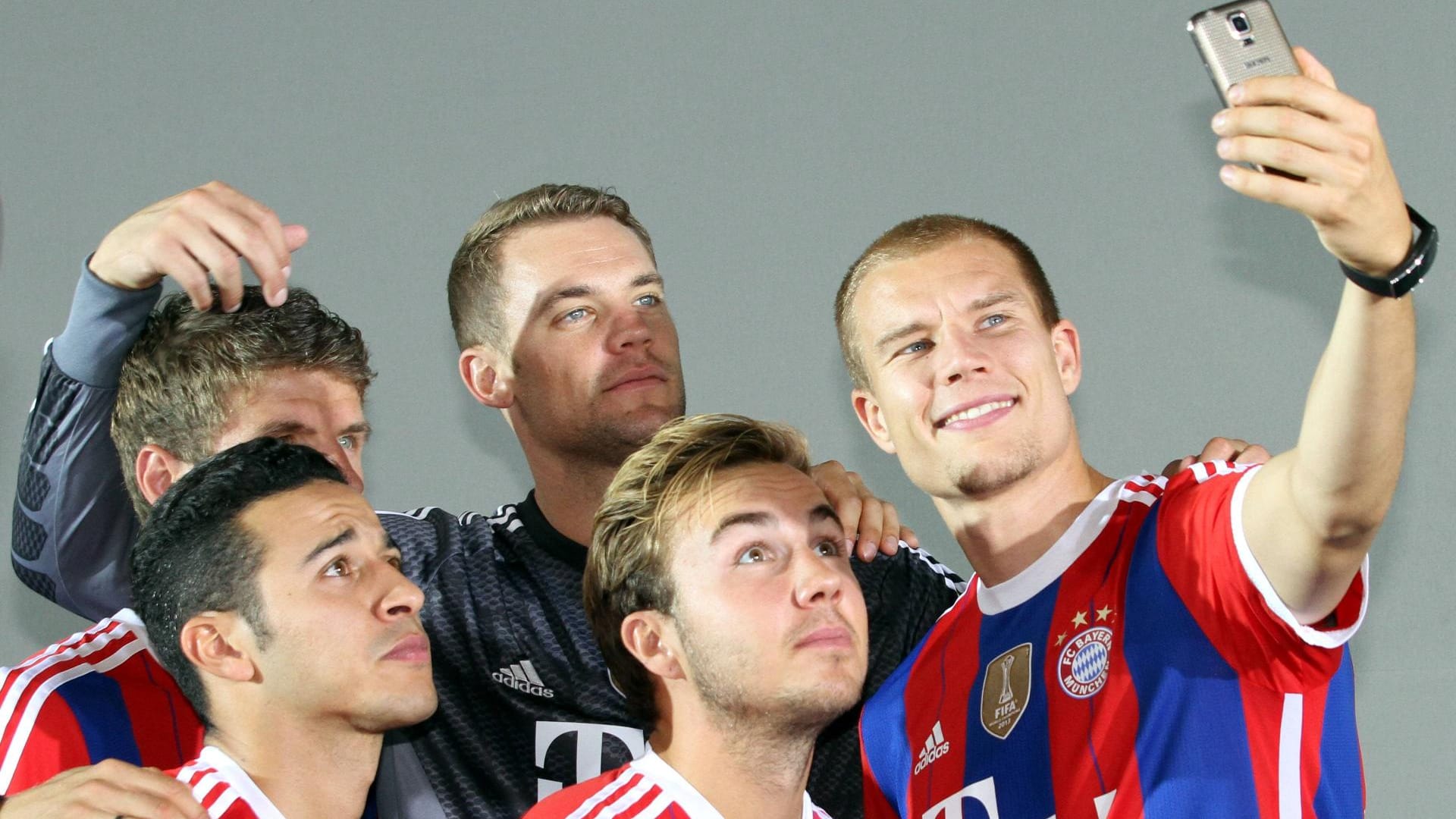 Bayern-Profi Holger Badstuber (re.) nimmt seine Kollegen ins Bild. Bayern-Profi Holger Badstuber (re.) nimmt seine Kollegen ins Bild.