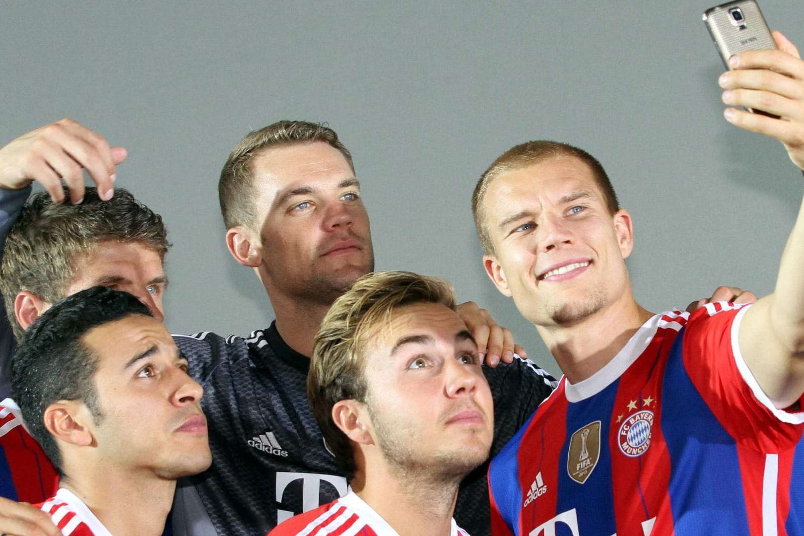 Bayern-Profi Holger Badstuber (re.) nimmt seine Kollegen ins Bild.