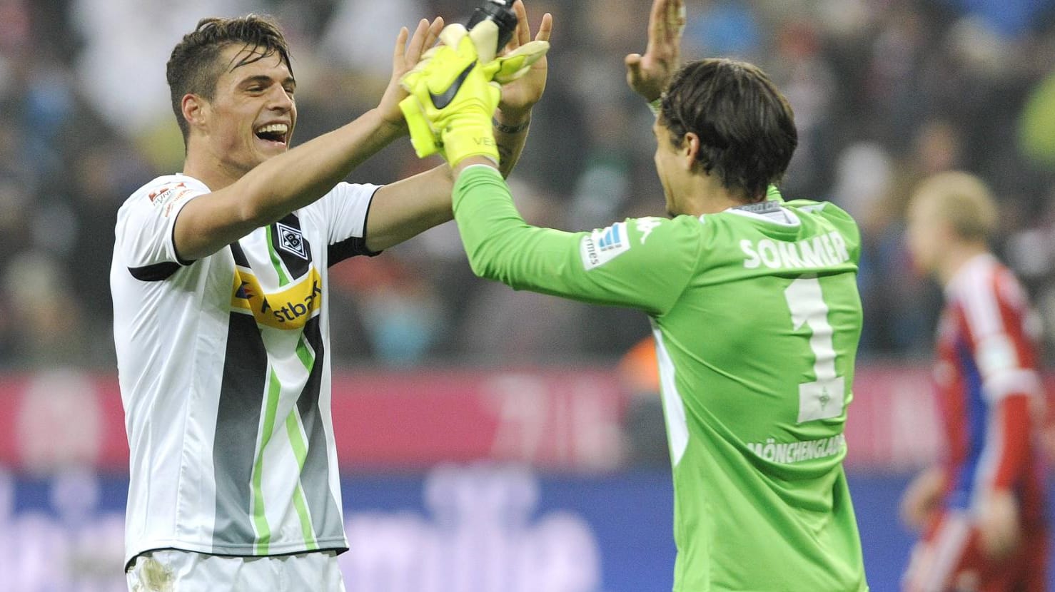 Die Gladbacher Granit Xhaka (li.) und Yann Sommer jubeln.