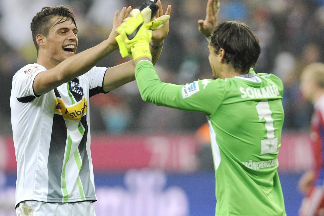 Die Gladbacher Granit Xhaka (li.) und Yann Sommer jubeln.