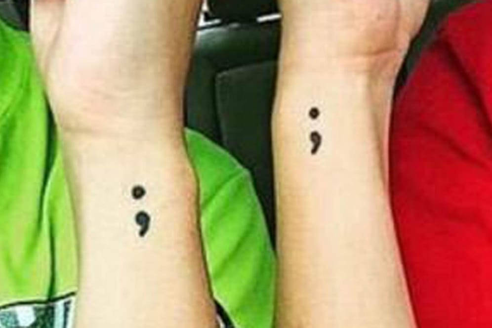 Viele Menschen mit Depressionen tragen ihr Semikolon-Tattoo, weil sie sich nicht mehr verstecken wollen.