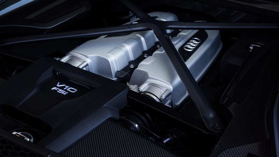 Der V10-Motor leistet in der Topversion R8 V10 plus 610 PS. Beim "kleinen" Bruder Audi R8 V10 ist der Motor 540 PS stark.