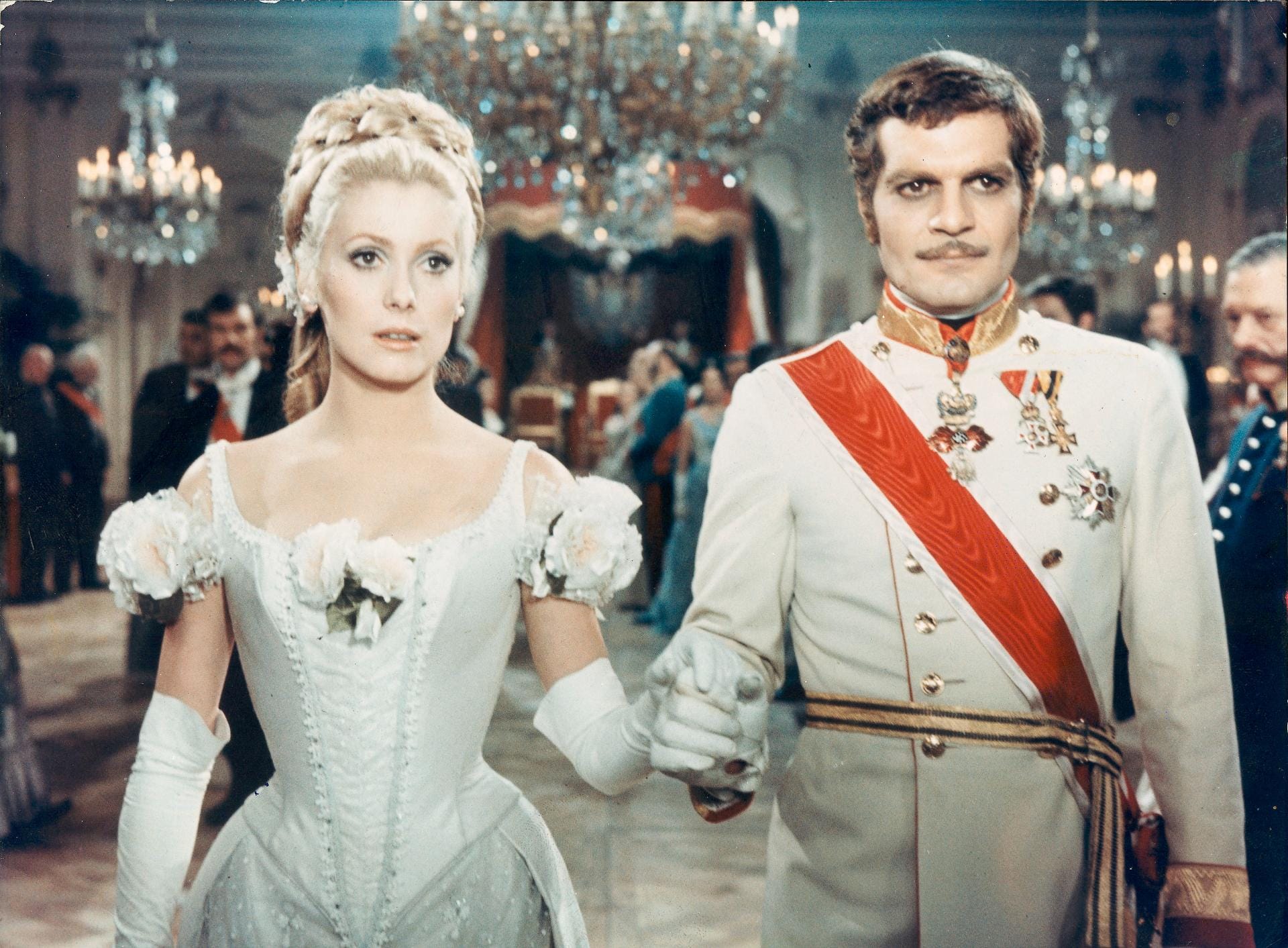 Catherine Deneuve und Omar Sharif in "Mayerling" aus dem Jahr 1968. Der französisch-britische Historienfilm erzählt die Liebesgeschichte des österreichischen Kronprinzen Rudolf und seiner Geliebten Maria Vetsera.