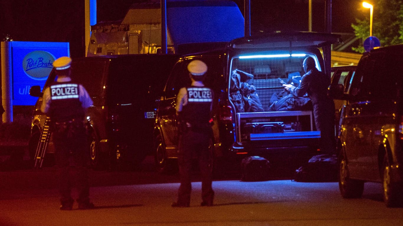 Großaufgebot der Polizei in der Nacht vor dem Haus im schwäbischen Holzgerlingen.