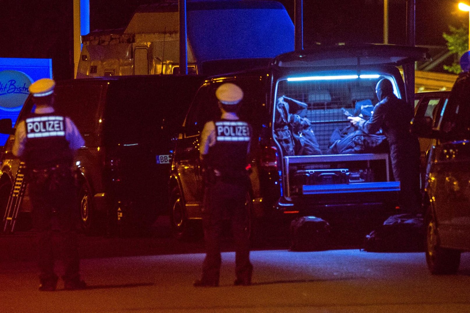 Großaufgebot der Polizei in der Nacht vor dem Haus im schwäbischen Holzgerlingen.