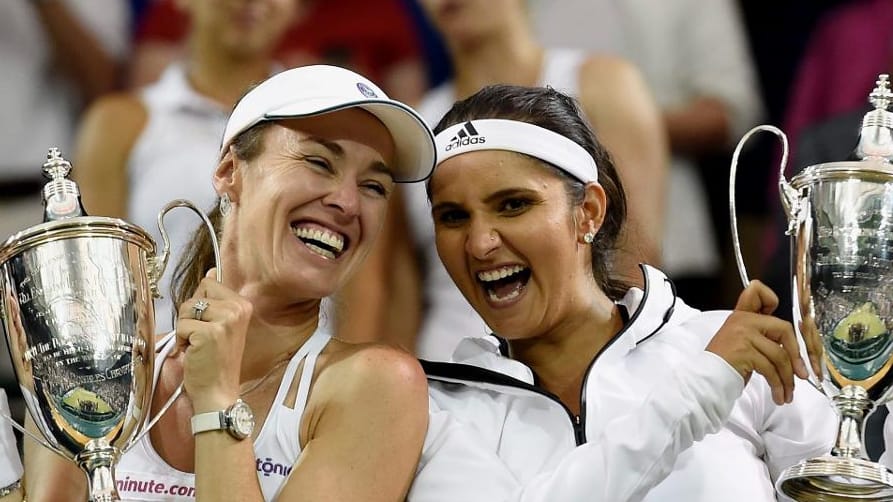 Martina Hingis (li.) und Sania Mirza mit ihren Trophäen.