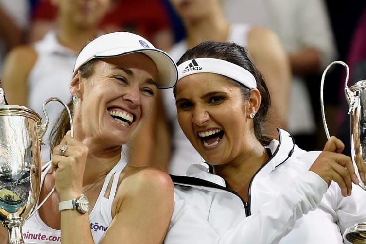 Martina Hingis (li.) und Sania Mirza mit ihren Trophäen.