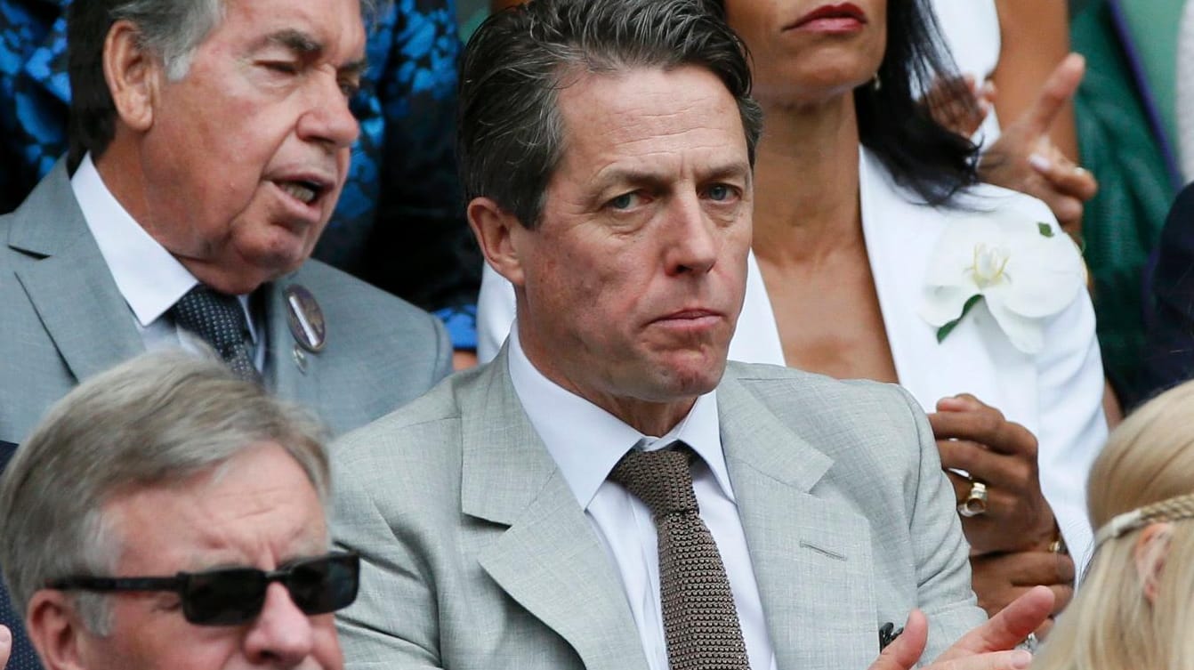 Schauspieler Hugh Grant am Rande des Center Court in Wimbledon. Der britische Frauenschwarm ist merklich in die Jahre gekommen.